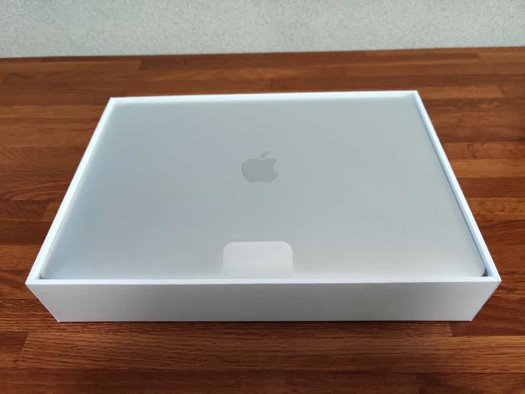 箱を開けるとすぐに Macbook air が出てくる。さすがアップル。