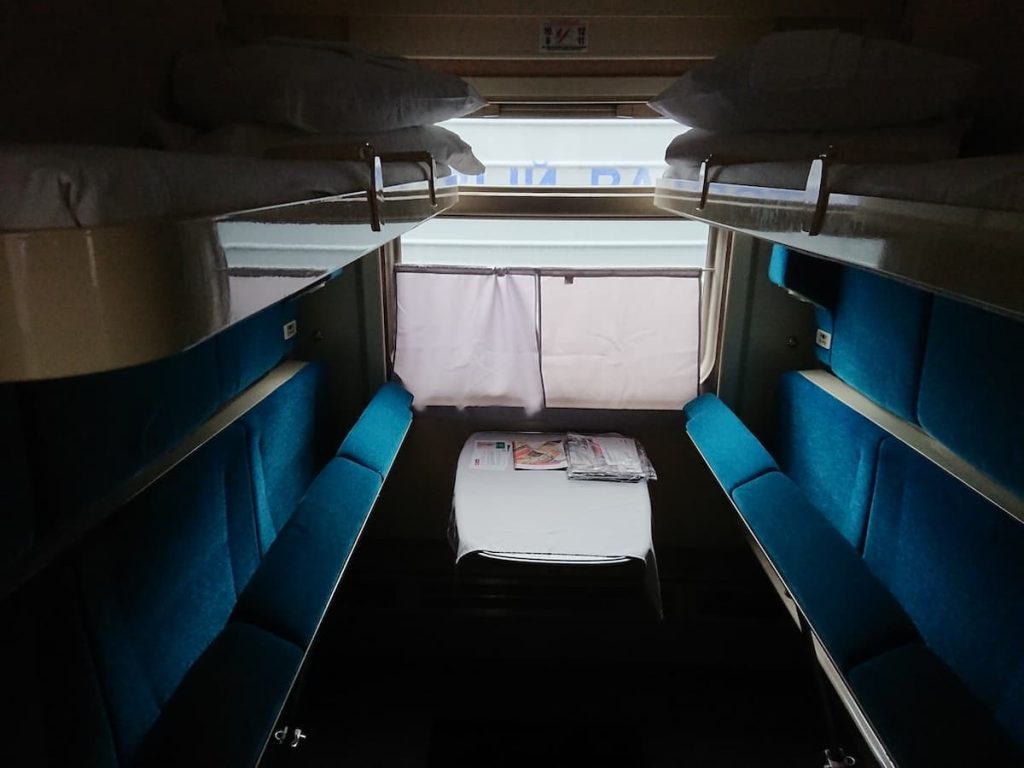 シベリア鉄道の2等車の客室