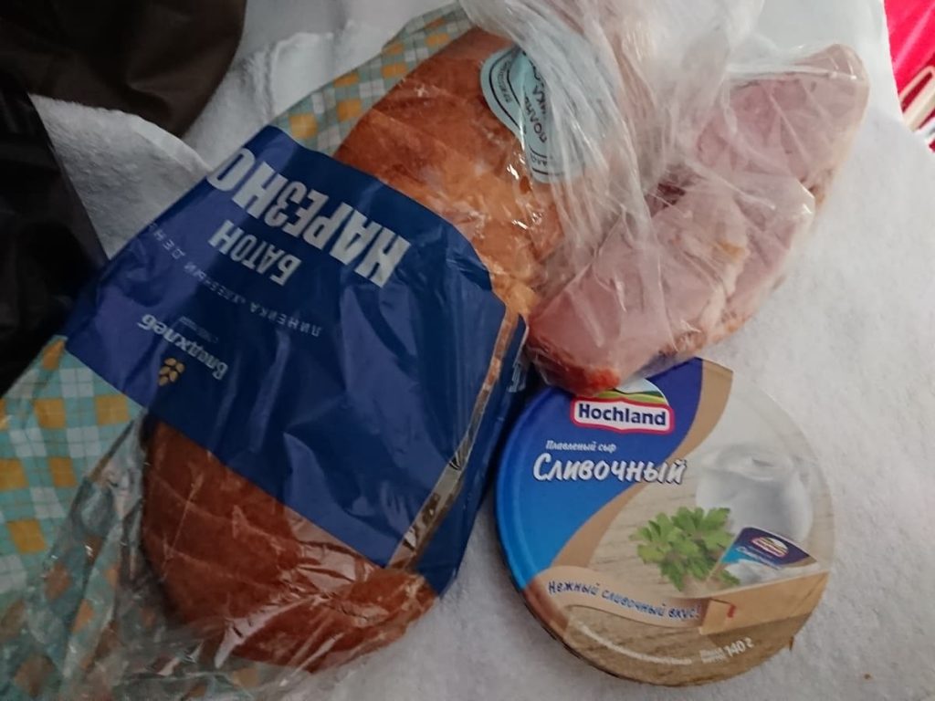 ウラジオストクで買ったパンとハムとチーズ