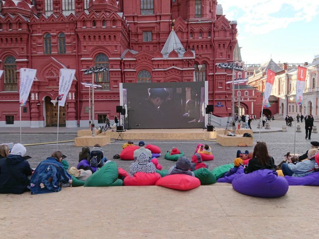 赤の広場で有意義に過ごすロシアの人たち