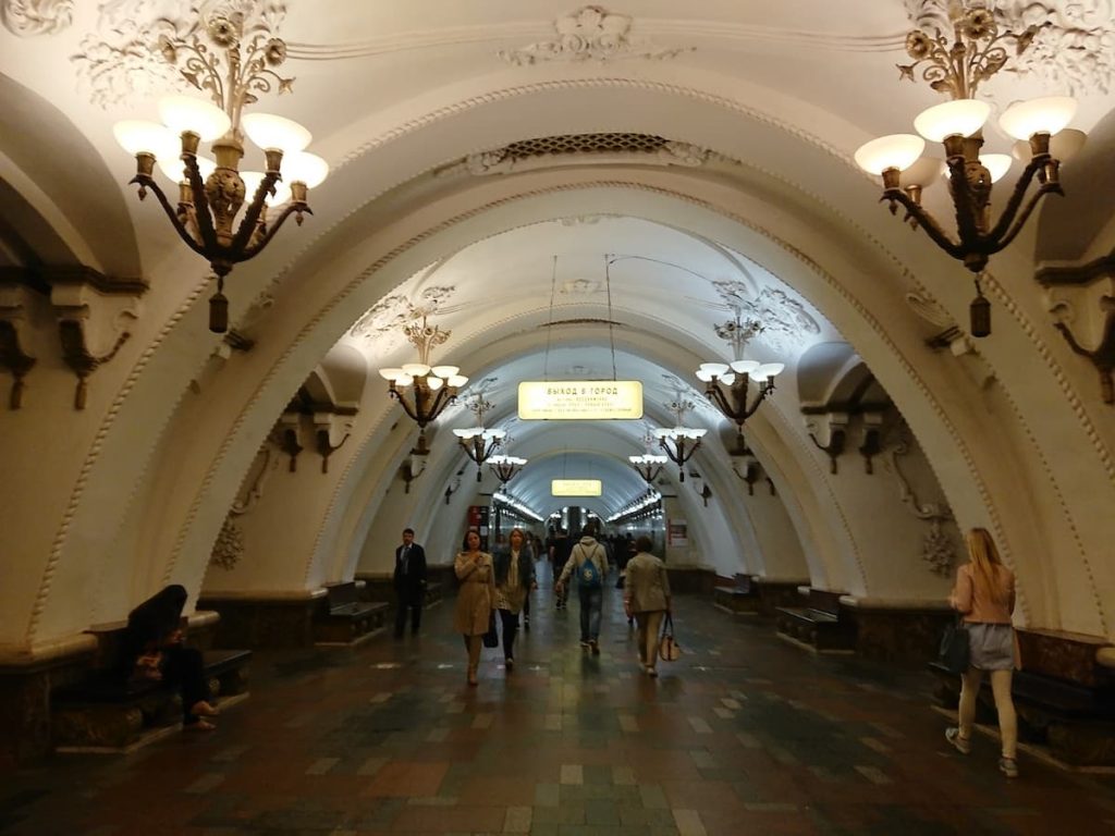 ロシアの地下鉄は天井が高い
