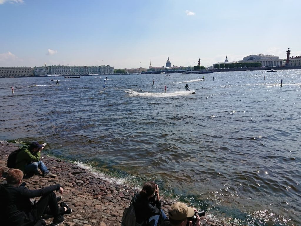 ネヴァ川の上では子どもたちが水上スポーツをやっている