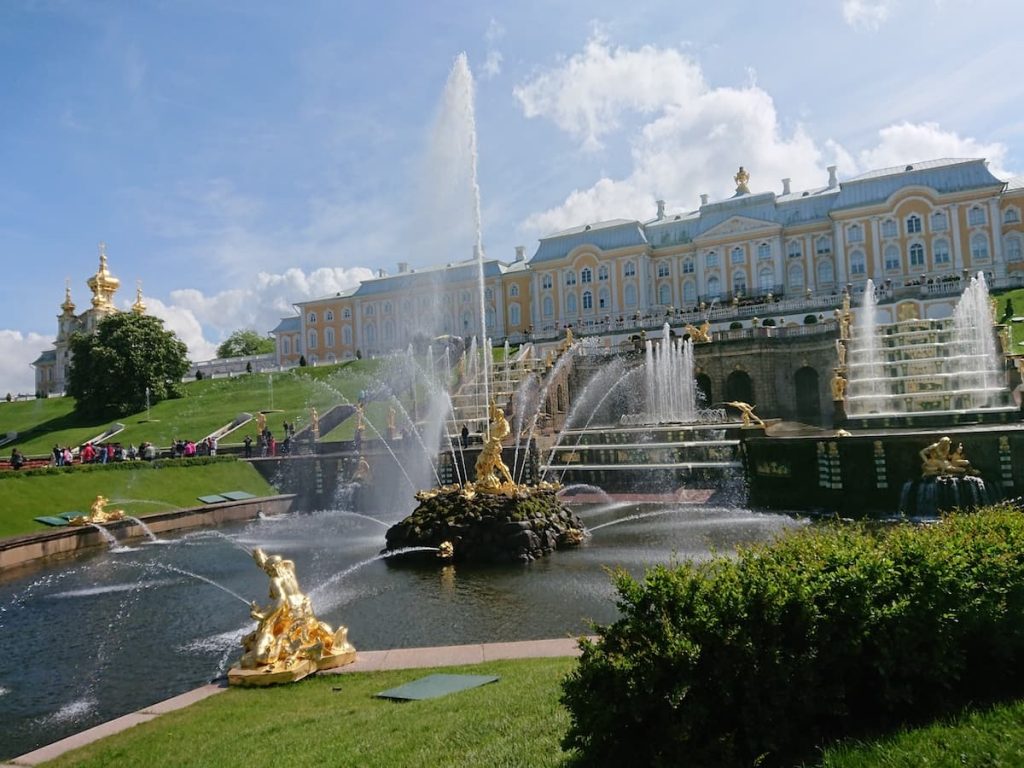 ペテルゴーフ宮殿前の噴水