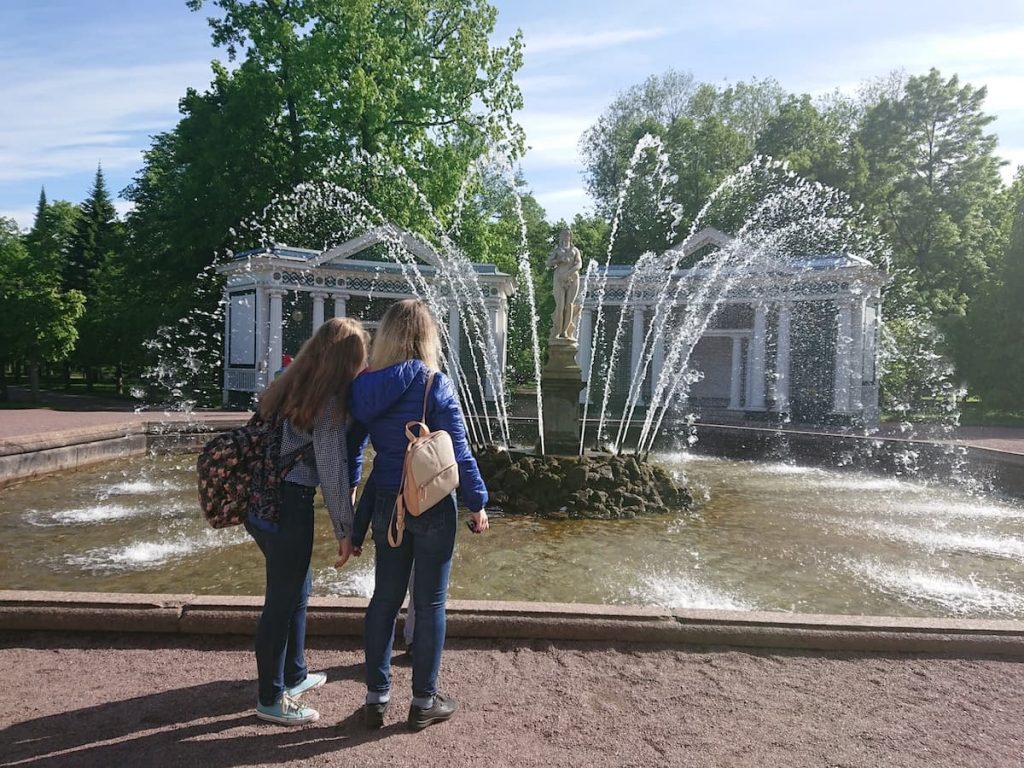 ペテルゴーフ宮殿を挟んで逆サイドの噴水