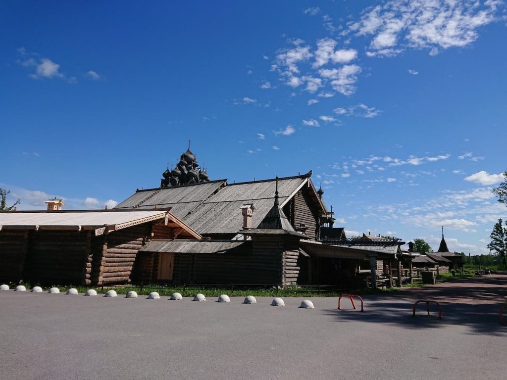 木造で作られた柵に囲まれているポクロフスキー教会