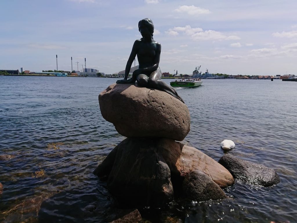 コペンハーゲンの人魚の像（逆光）
