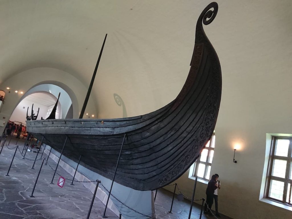 発掘されたヴァイキング船