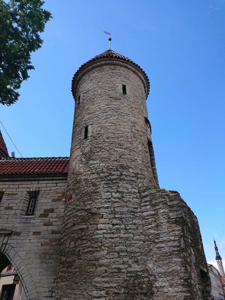 城壁の塔の1つ