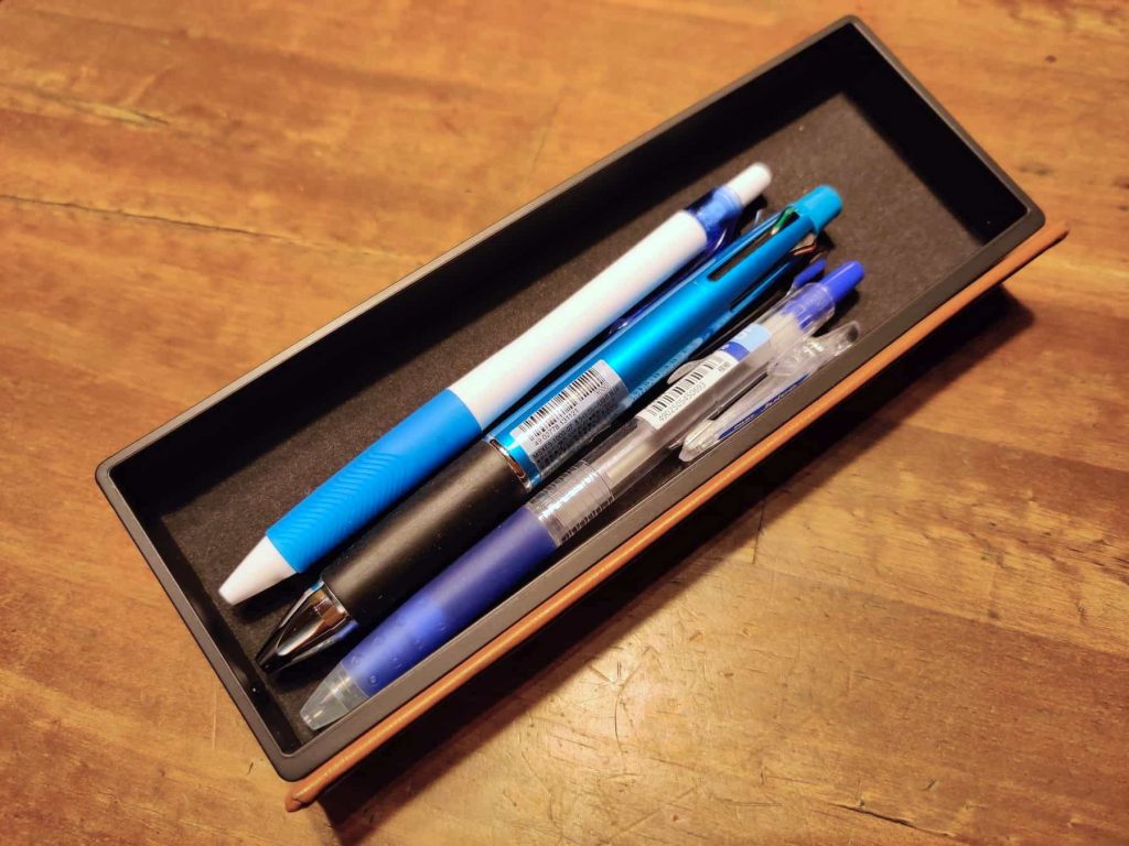 ペンケースにペンをいれたところ、容量は少なめか